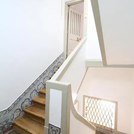 아파트 The Downtown Terrace - Fabulous Views, Romantic Penthouse, 6th-floor No Lift 리스본