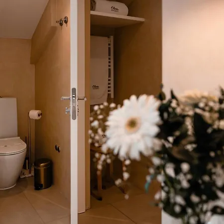 아파트 The Downtown Terrace - Fabulous Views, Romantic Penthouse, 6th-floor No Lift 리스본