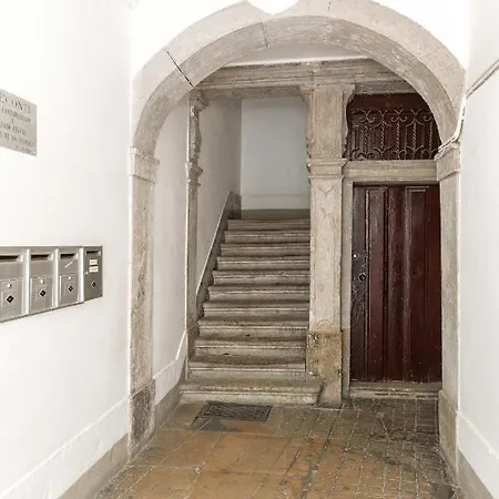 The Downtown Terrace - Fabulous Views, Romantic Penthouse, 6th-floor No Lift Apartment Lissabon