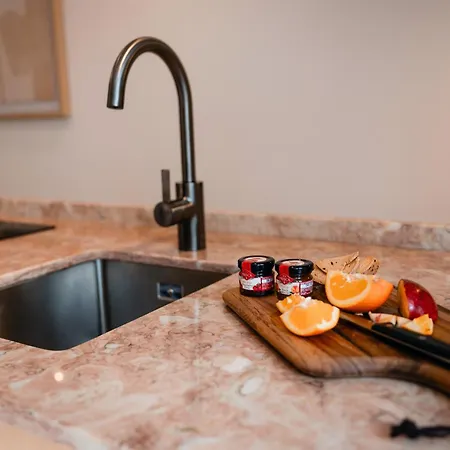 The Downtown Terrace - Fabulous Views, Romantic Penthouse, 6th-floor No Lift