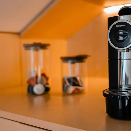 The Downtown Terrace - Fabulous Views, Romantic Penthouse, 6th-floor No Lift Апартаменти *